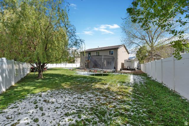 Welcome to 595 Banbury Circle, a well-maintained split-level home loca – image 21
