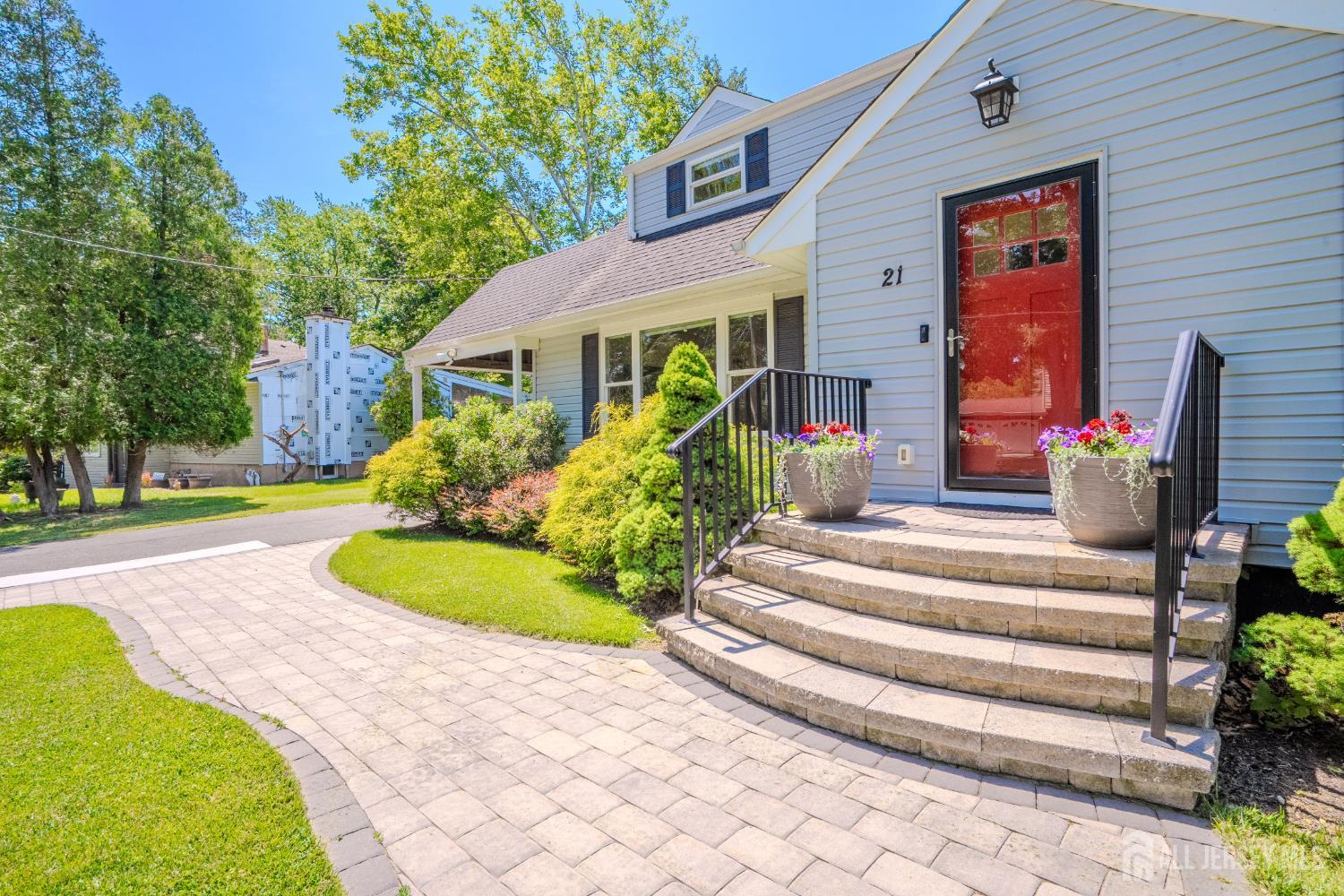 This lovely Cape Cod-style home is located in the highly desirable Far – image 2
