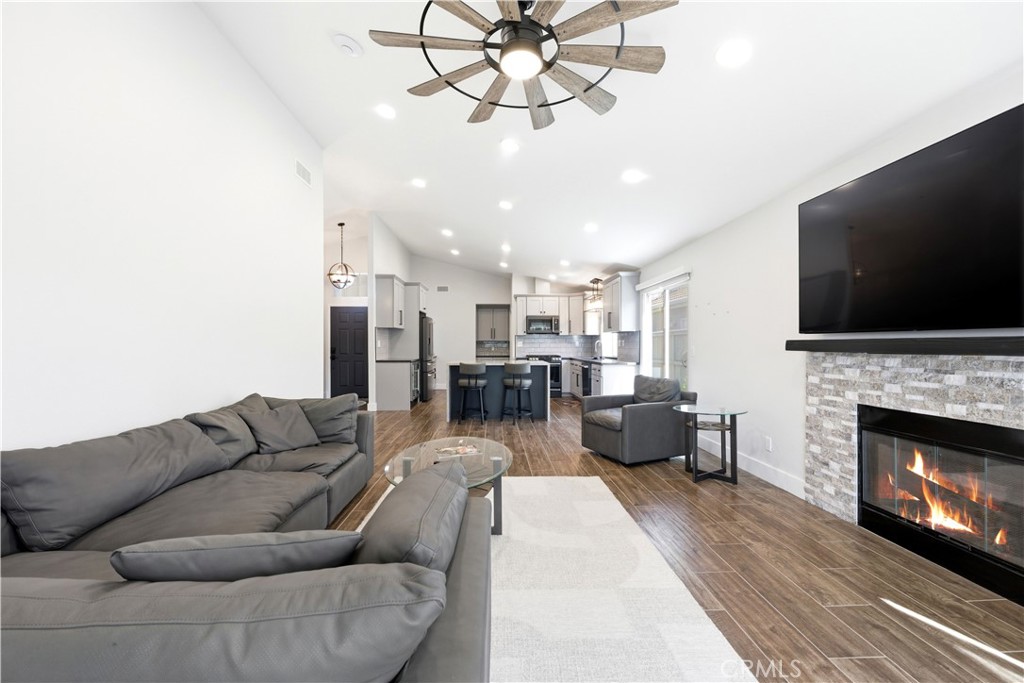 Welcome to resort-style living in The Colony, one of Murrietas most de – image 16