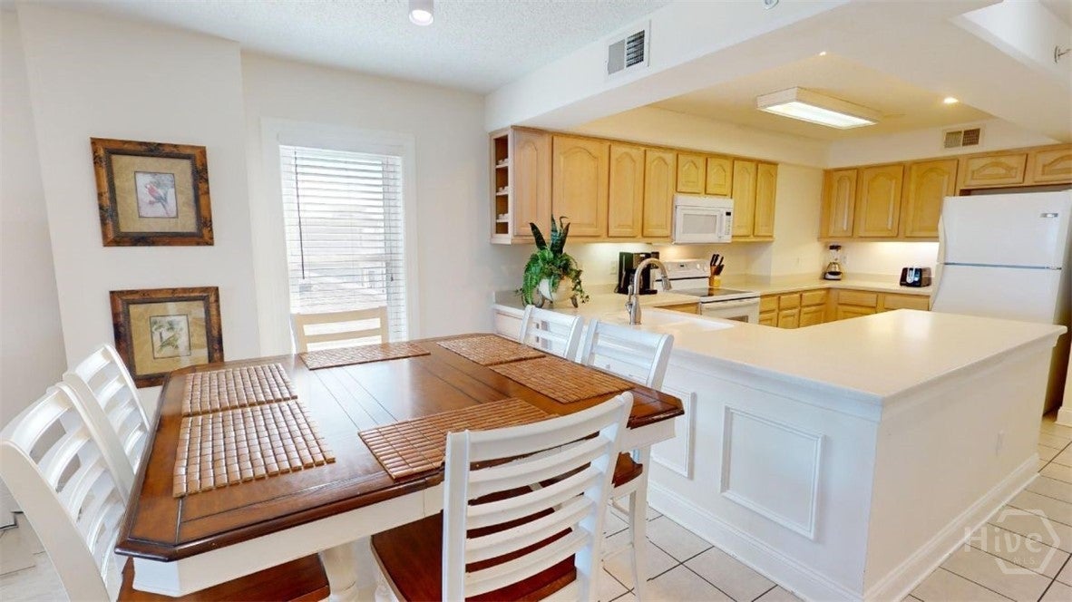 OCEAN FRONT condo - 3rd Floor - What an amazing view. Located on the t – image 4