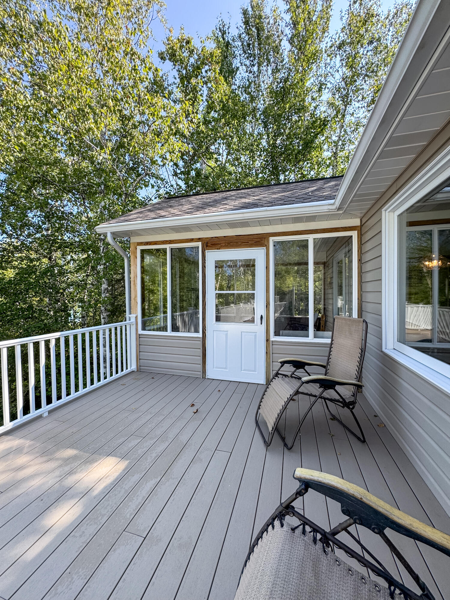 This one-owner ranch home on Lake Huron offers a perfect blend of comf – image 37