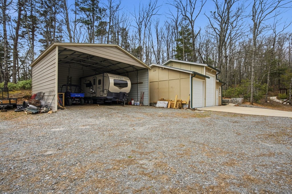 Tucked away into the North Georgia mountains and backing directly to p – image 51