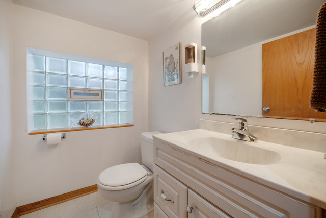 Meticulously maintained and thoughtfully updated, this charming Chicag – image 31