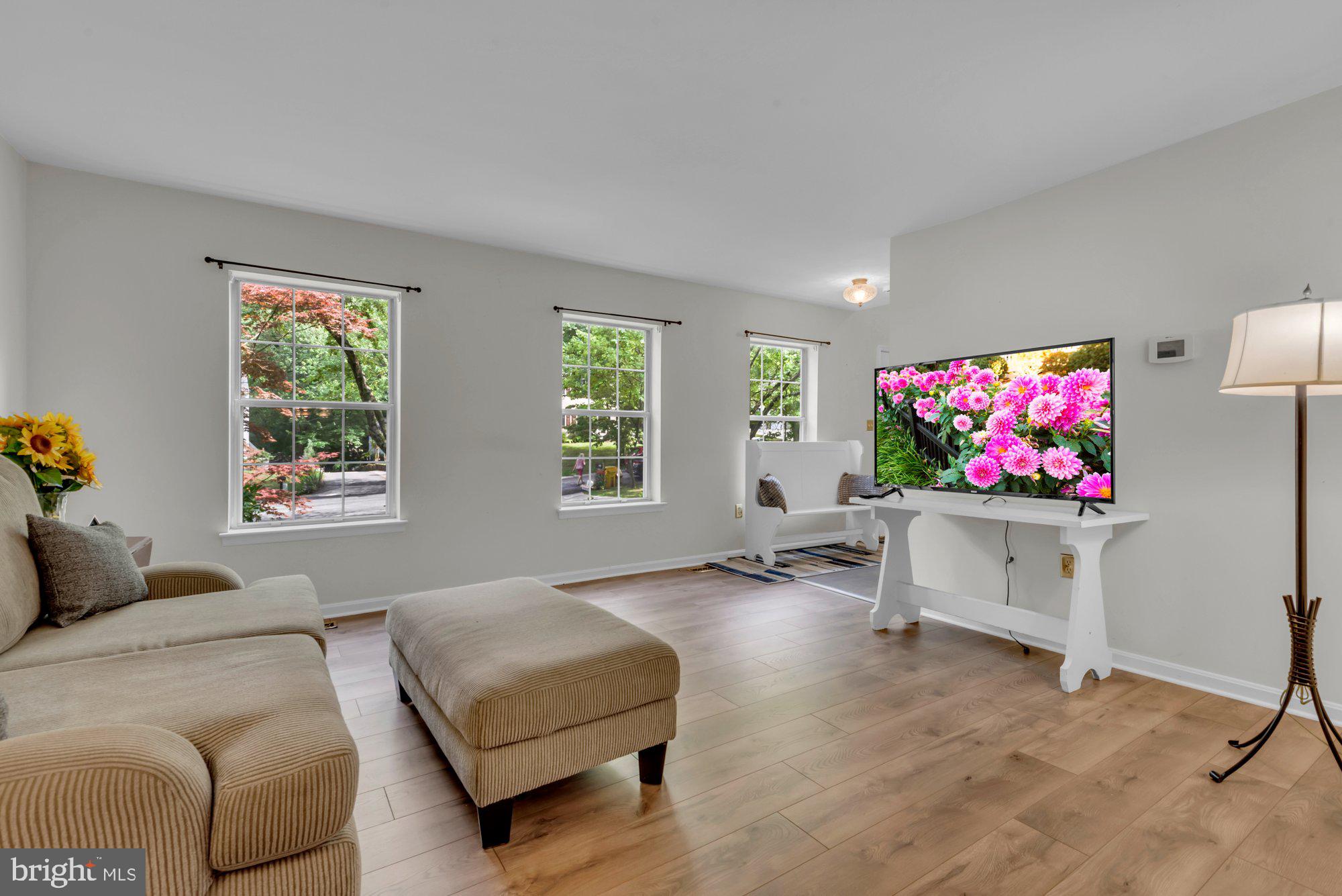 Well Cared for Home in Foxmoor located in a Cul-De-Sac. Fresh Paint, W – image 9