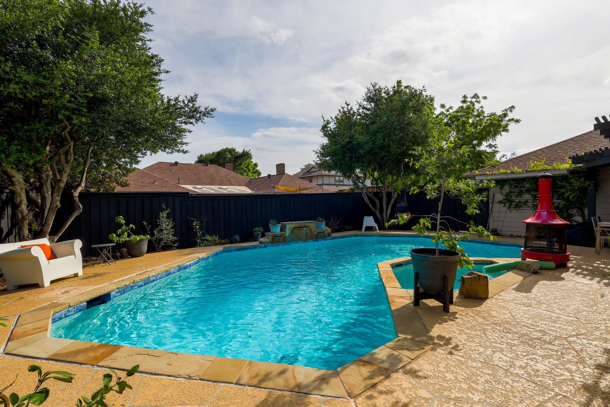 PRICED TO SELL! Practicality meets elegance in this Far North Dallas h – image 21