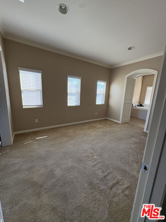 Stunning 5-bedroom, 4-bathroom, 2-story single-family home in the high – image 39