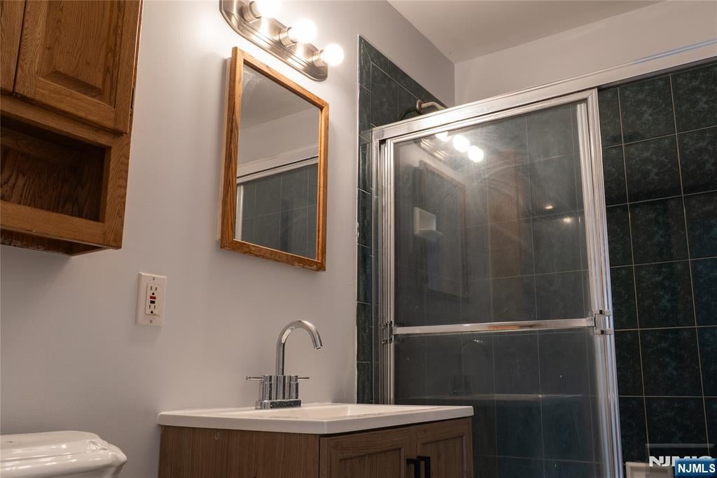 Welcome to 25 Lakeview Drive in Emerson! This beautifully renovated 3- – image 20