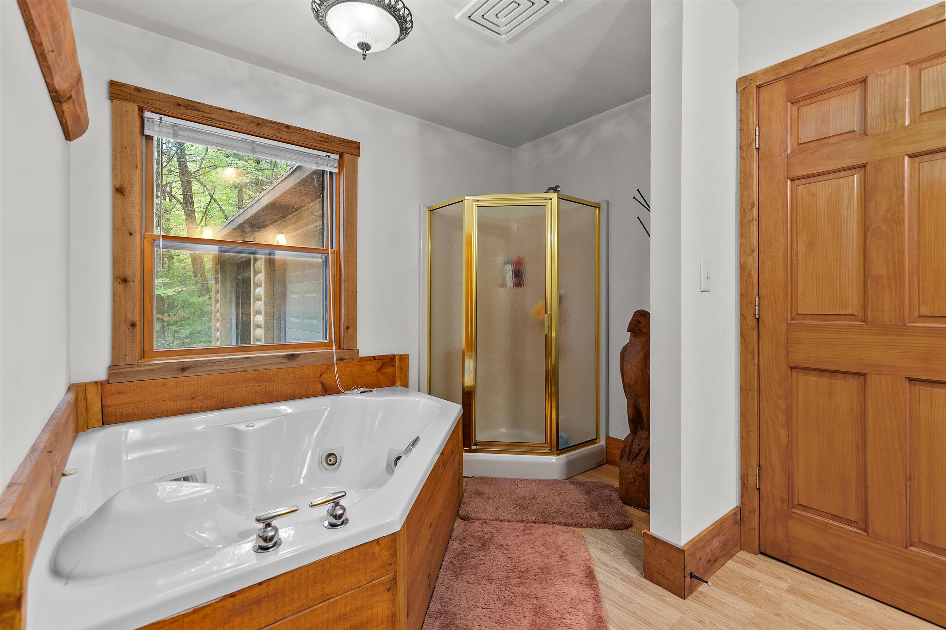 Experience the best of Legend Lake in this charming 1.5-story cottage. – image 22