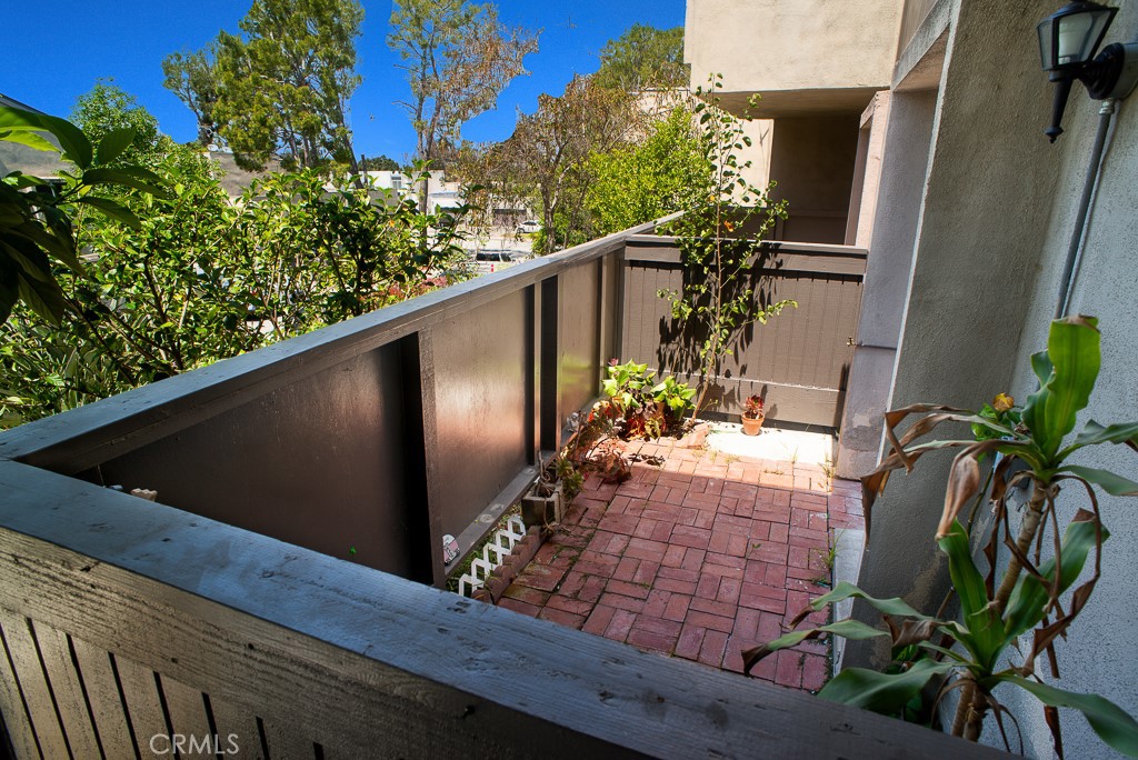 Spacious 3-bedroom, 2-bathroom town-house located in the highly desira – image 18