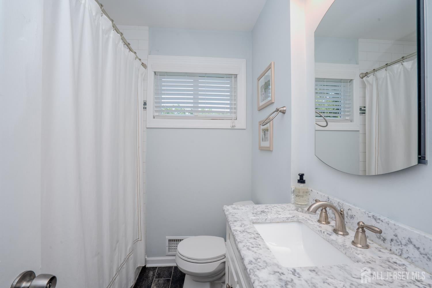 This lovely Cape Cod-style home is located in the highly desirable Far – image 17