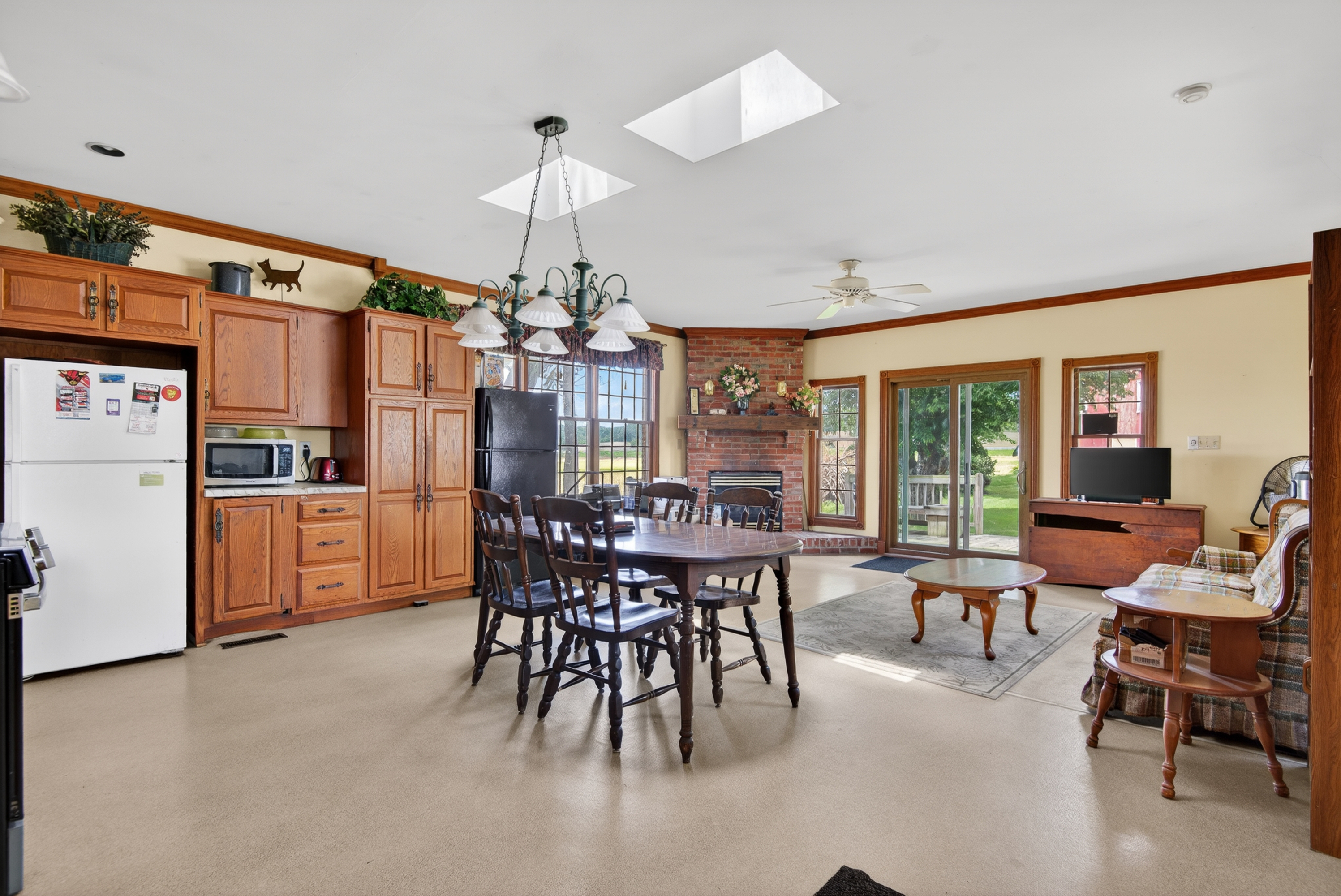 Endless possibilities await at 4023 Minute Drive! This unique and beau – image 5