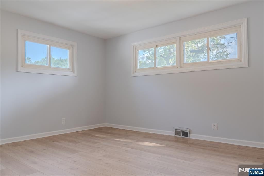 Welcome to 25 Lakeview Drive in Emerson! This beautifully renovated 3- – image 33