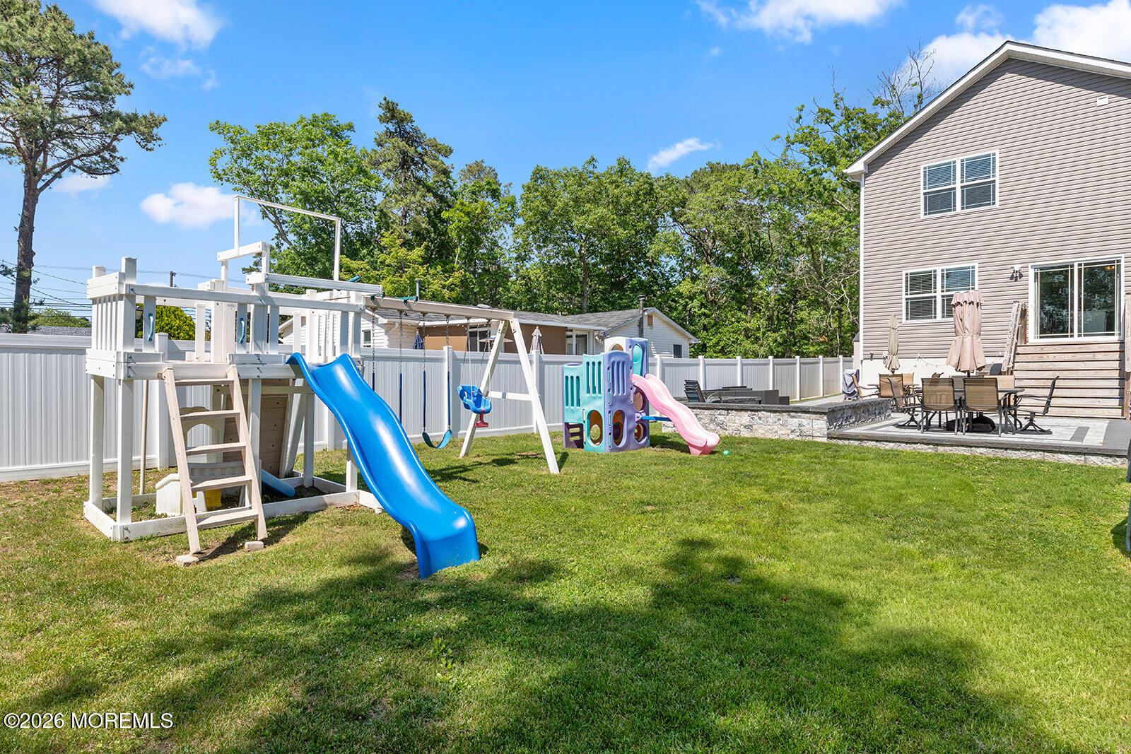 Beautifully maintained 3-bedroom, 2.5-bath home featuring an open-conc – image 28