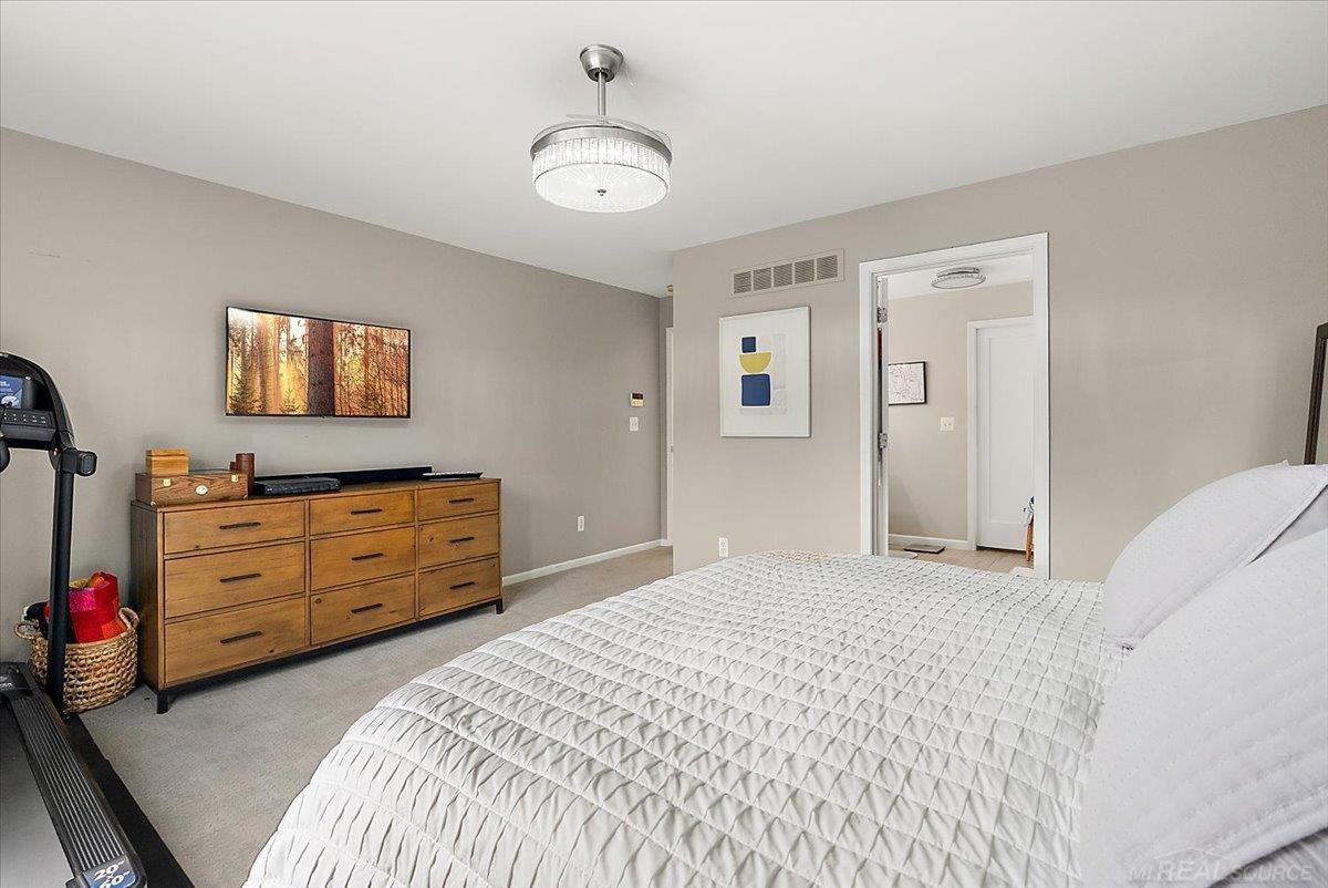Rare find! Beautiful 4 Bedrom Split Level home with inground pool loca – image 31