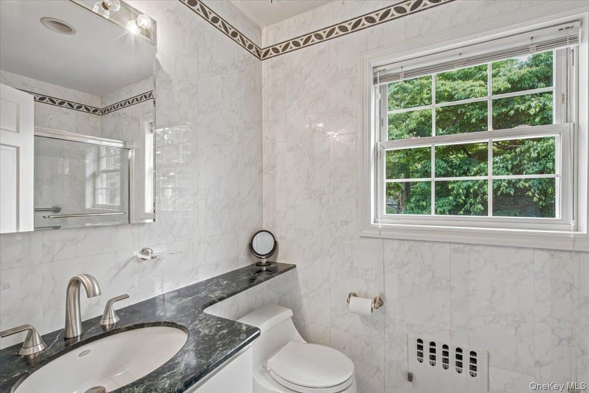 24 24 Overlook Road, Great Neck, New York, 11020, USA, 3 Bedrooms Bedrooms, ,3 BathroomsBathrooms,Residential,For Sale,24 Overlook Road,1018683