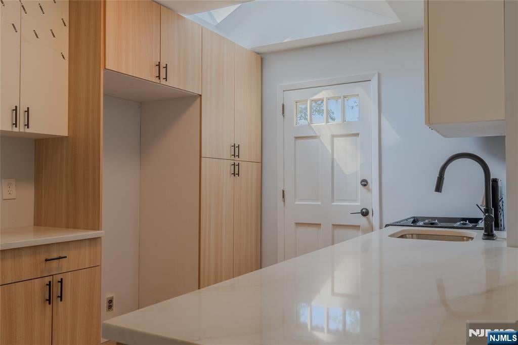 Welcome to 25 Lakeview Drive in Emerson! This beautifully renovated 3- – image 11