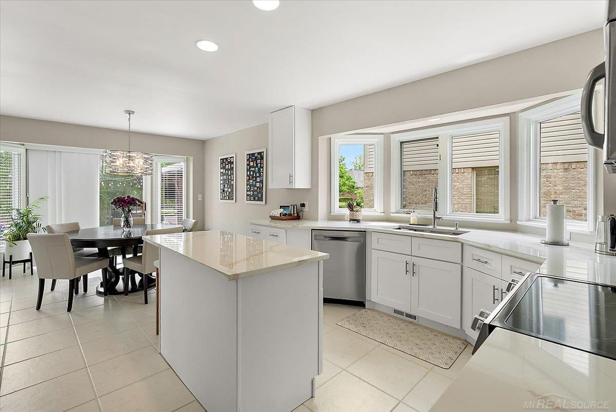 Rare find! Beautiful 4 Bedrom Split Level home with inground pool loca – image 24