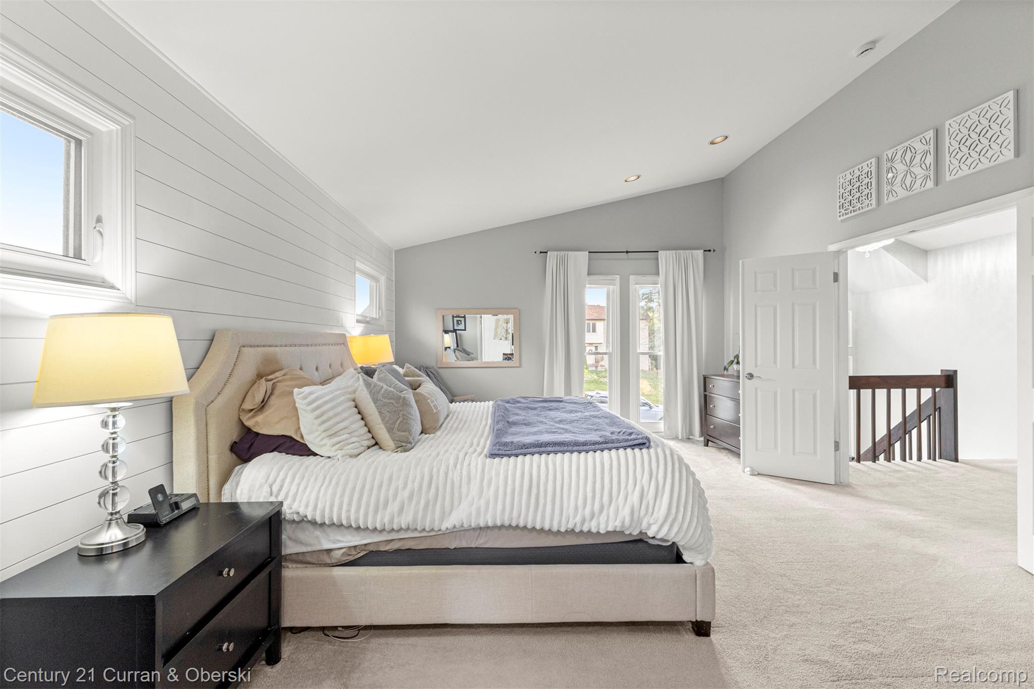 Welcome to 30999 Sudbury Street in Farmington Hills. This beautifully – image 30