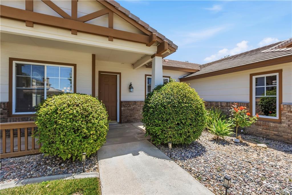 Welcome to this beautifully maintained single-story home located in a – image 2