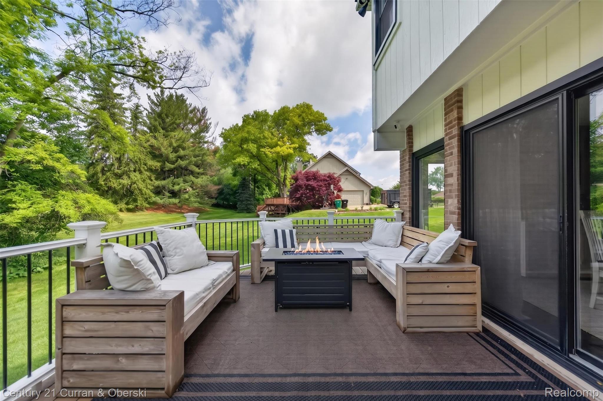 Welcome to 30999 Sudbury Street in Farmington Hills. This beautifully – image 59