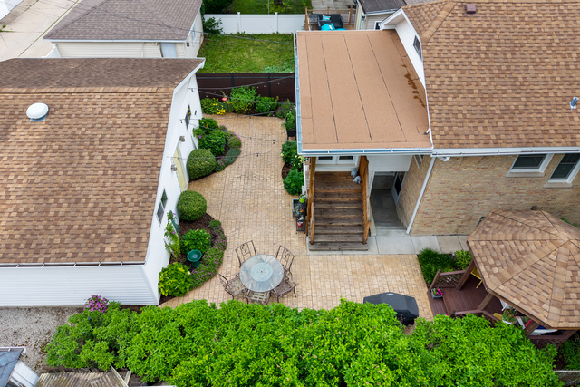 Meticulously maintained and thoughtfully updated, this charming Chicag – image 8
