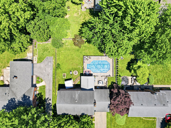 Welcome to this beautiful home that’s gleaming with pride and perfecti – image 77