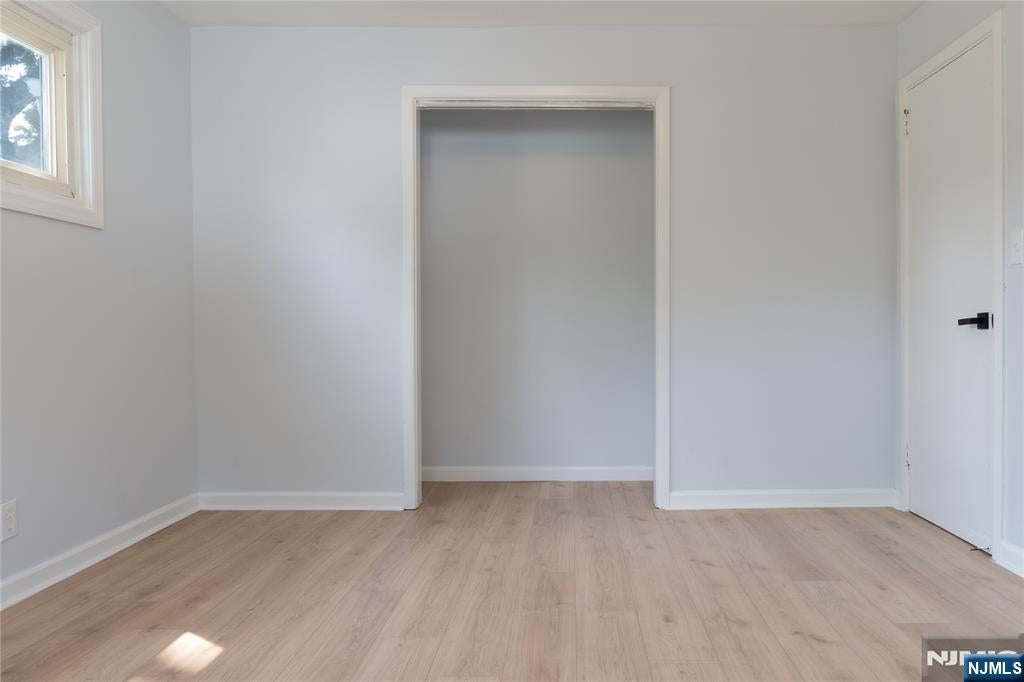 Welcome to 25 Lakeview Drive in Emerson! This beautifully renovated 3- – image 25