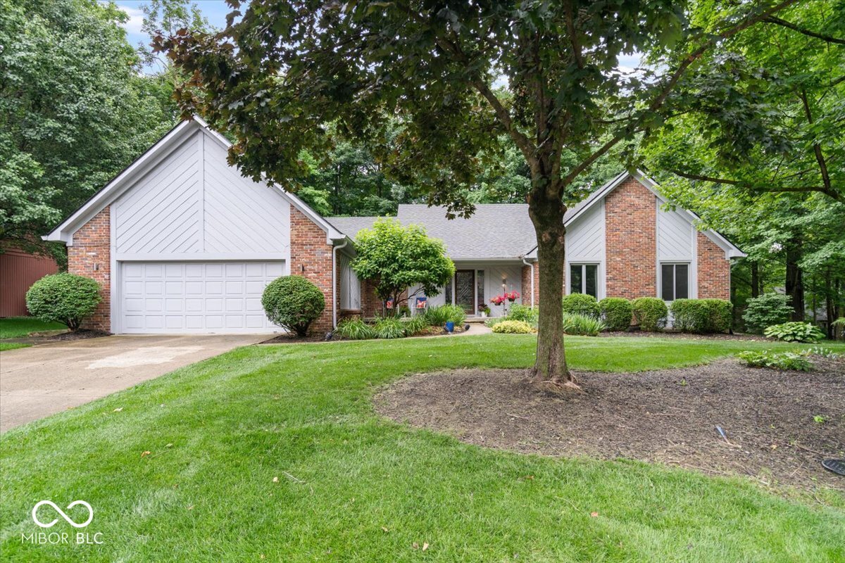 Updates galore in desirable Feather Cove III! Nestled on a half-acre w – image 2