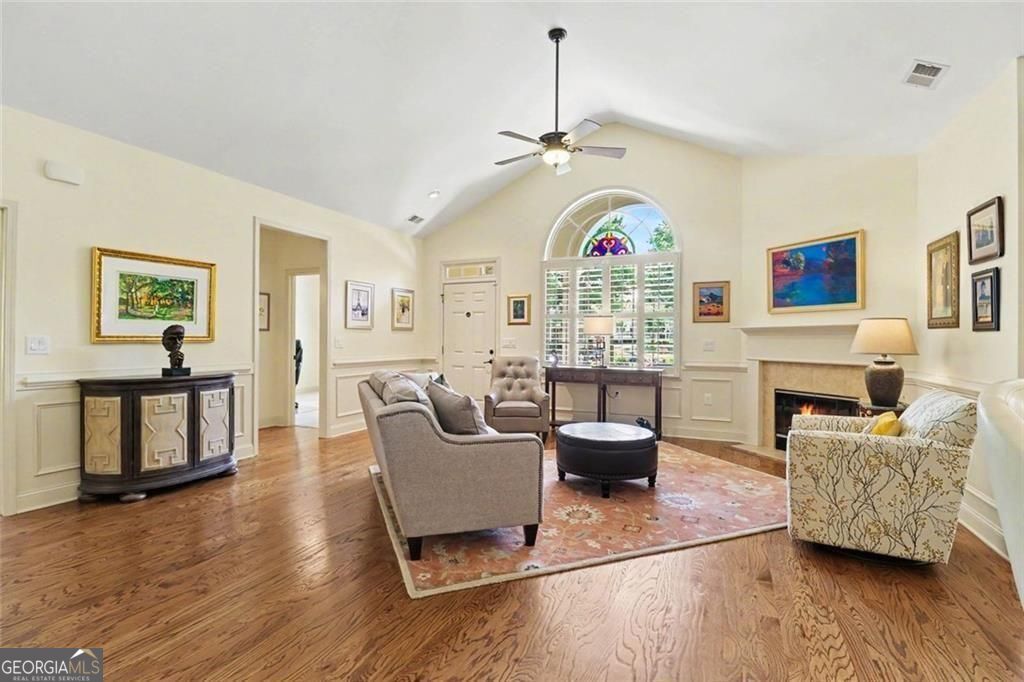 Fantastic opportunity in a vibrant 55+ active-adult community. Beautif – image 3