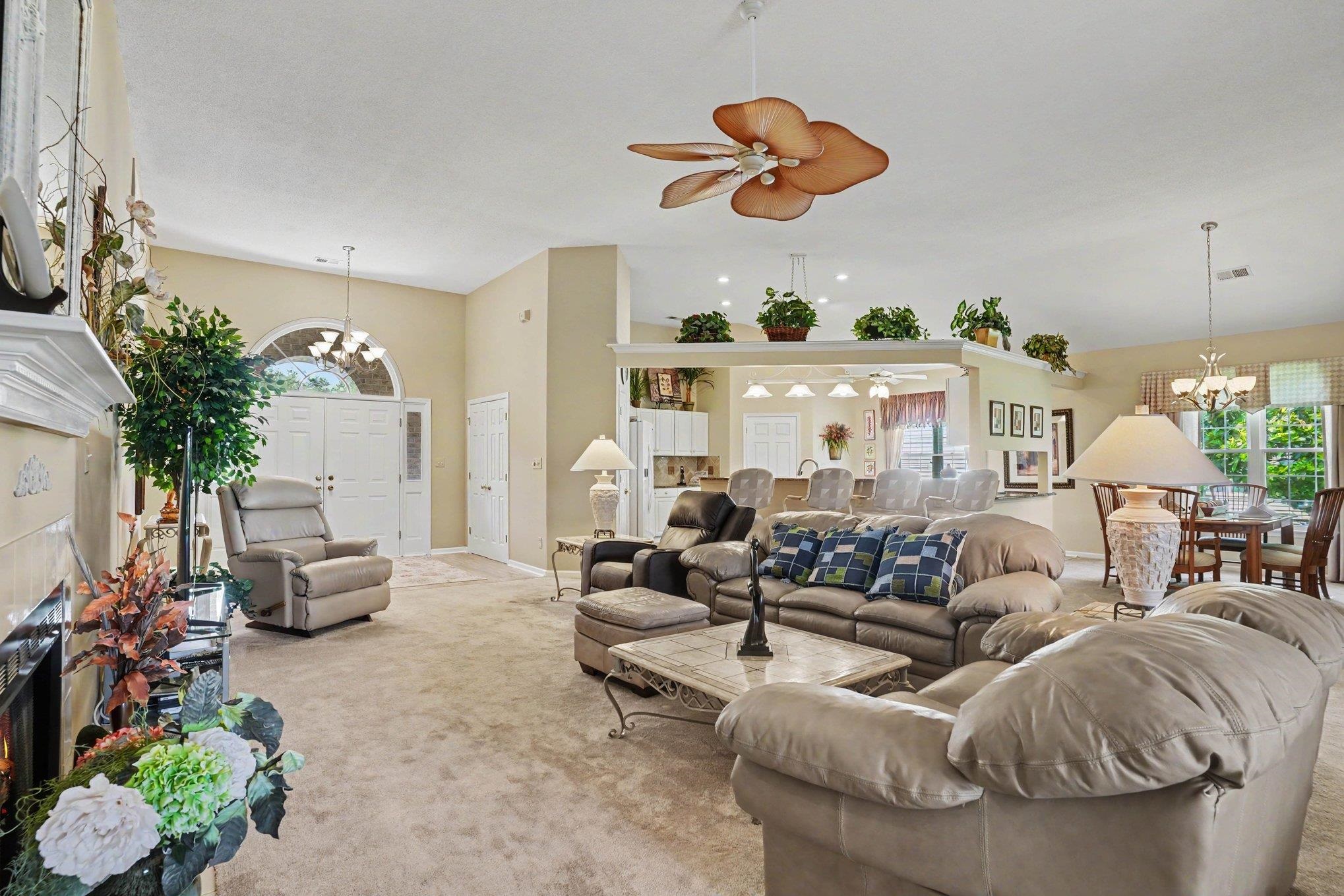 Do not miss this gorgeous updated 3 bed 2 bath single level home locat – image 6