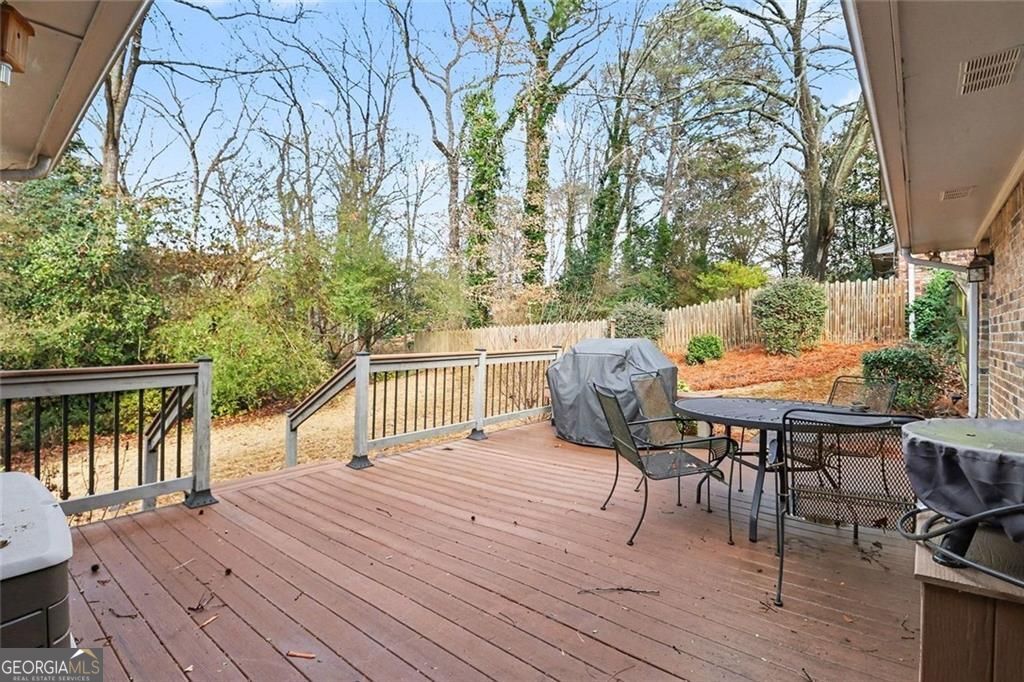 Beautifully updated and ideally located in the heart of Dunwoody, this – image 29