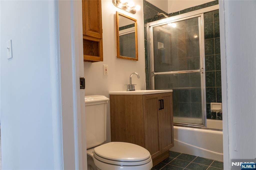 Welcome to 25 Lakeview Drive in Emerson! This beautifully renovated 3- – image 18