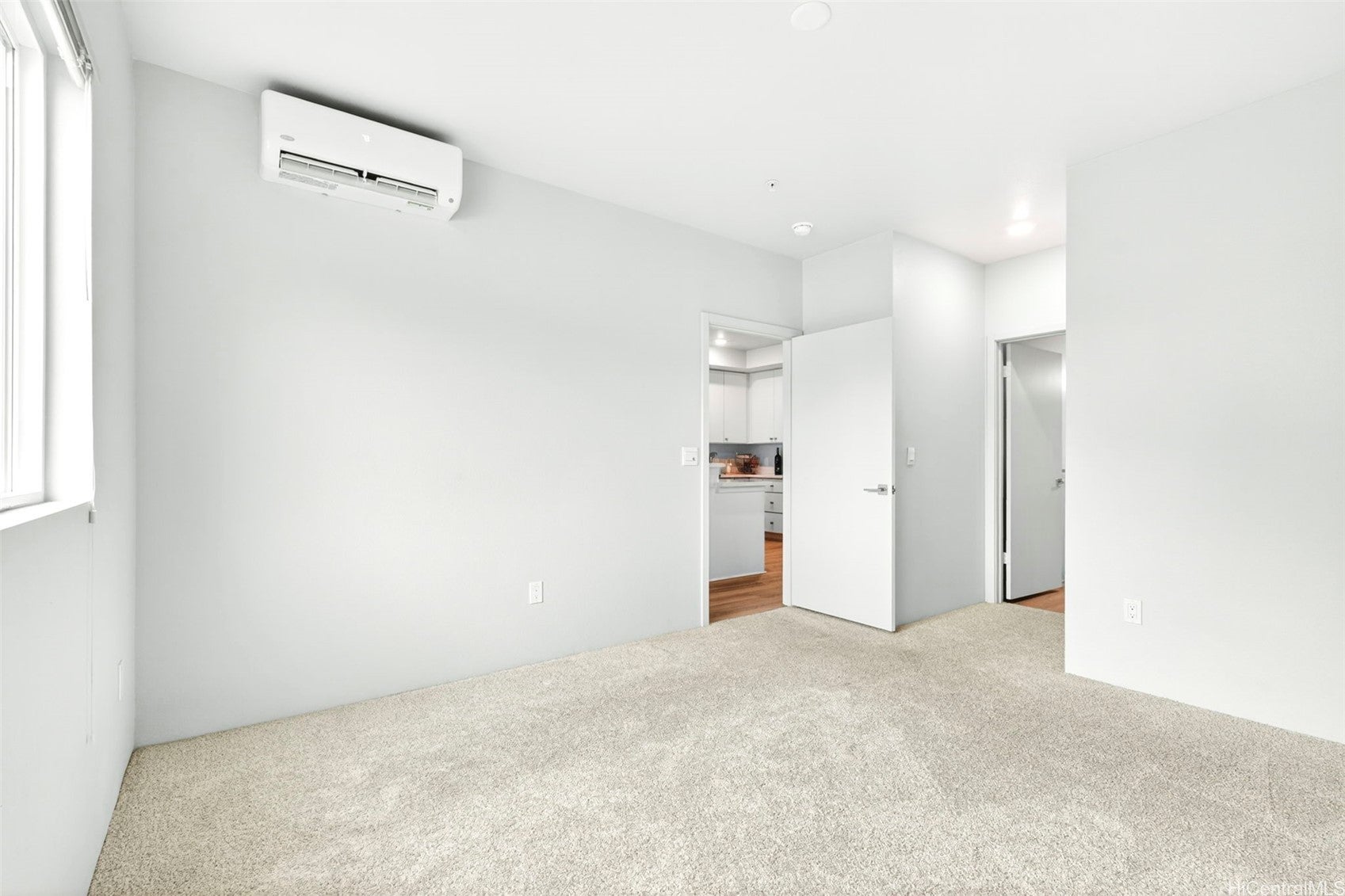 Welcome home to this beautifully maintained corner townhome at Kapili – image 8