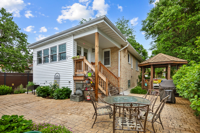 Meticulously maintained and thoughtfully updated, this charming Chicag – image 7