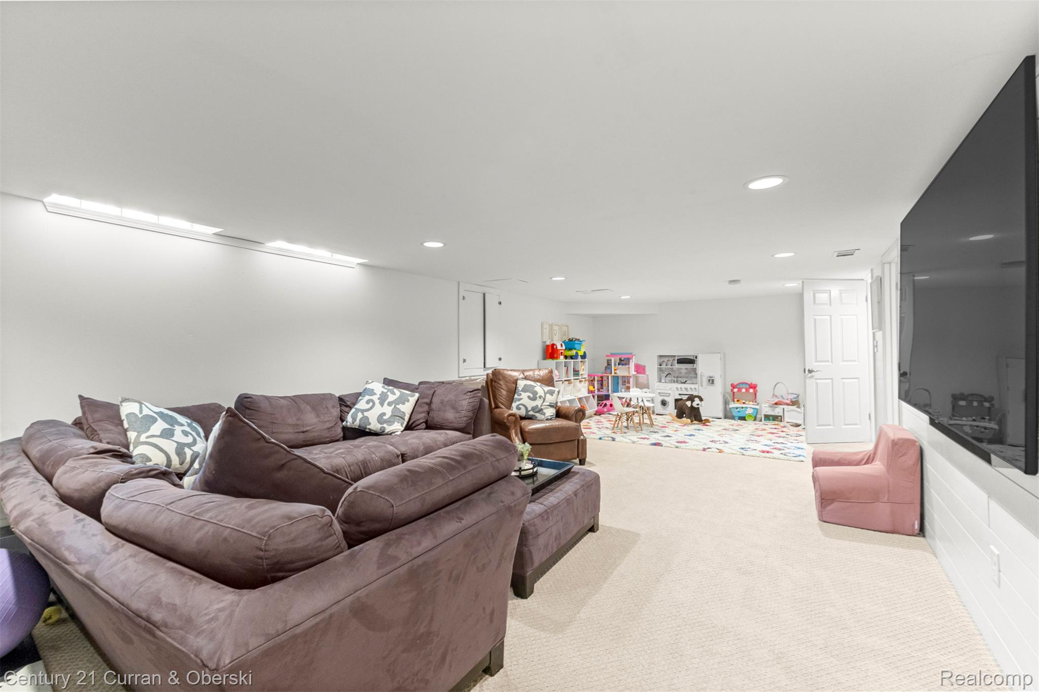 Welcome to 30999 Sudbury Street in Farmington Hills. This beautifully – image 48