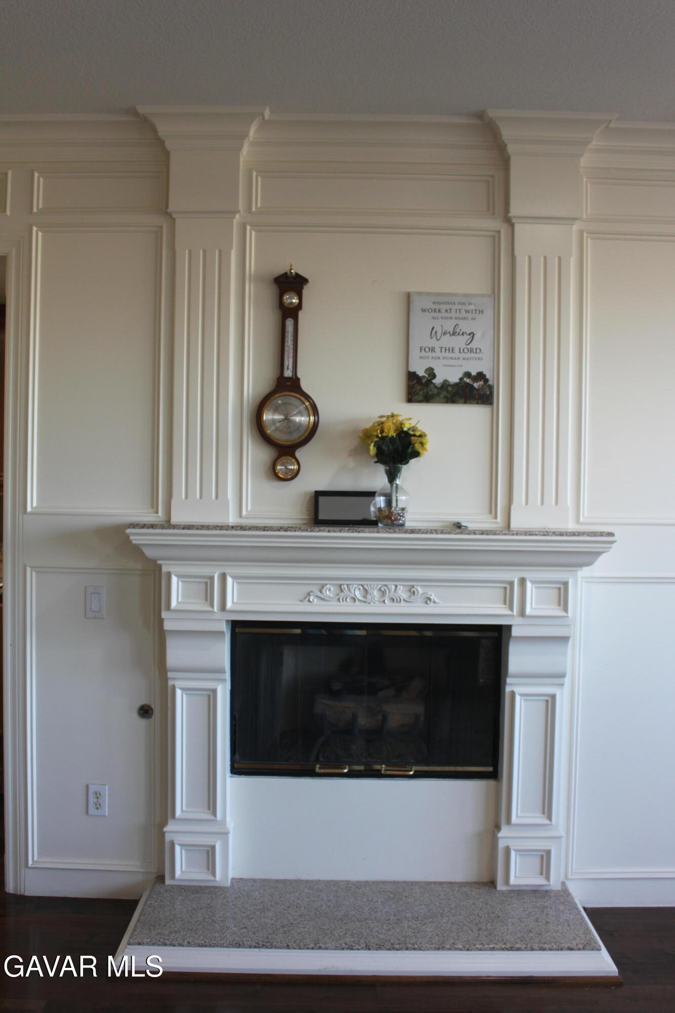 Stunning 5-bedroom, 4-bathroom, 2-story single-family home in the high – image 9