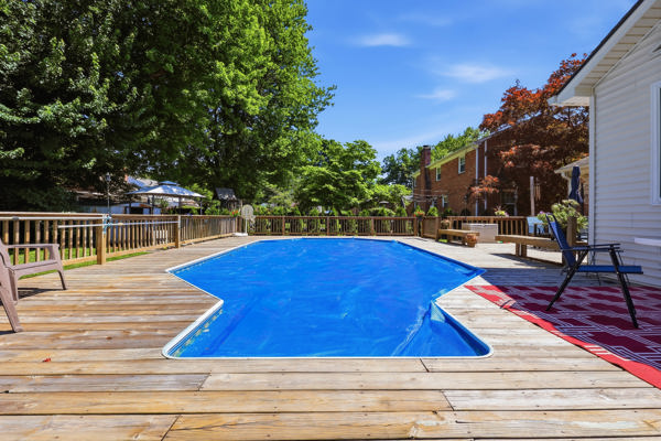 Welcome to this beautiful home that’s gleaming with pride and perfecti – image 60