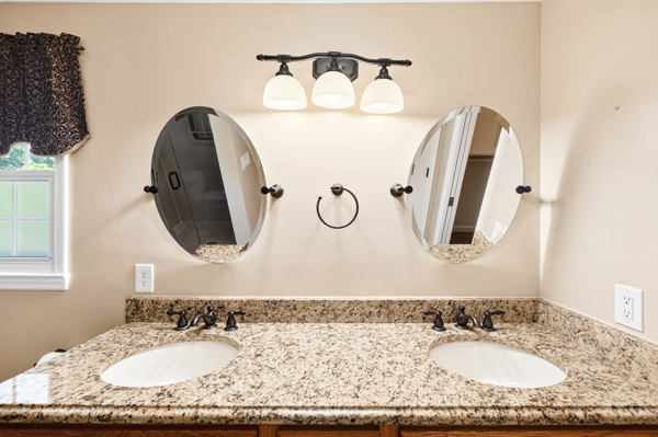 Welcome to this beautiful home that’s gleaming with pride and perfecti – image 33