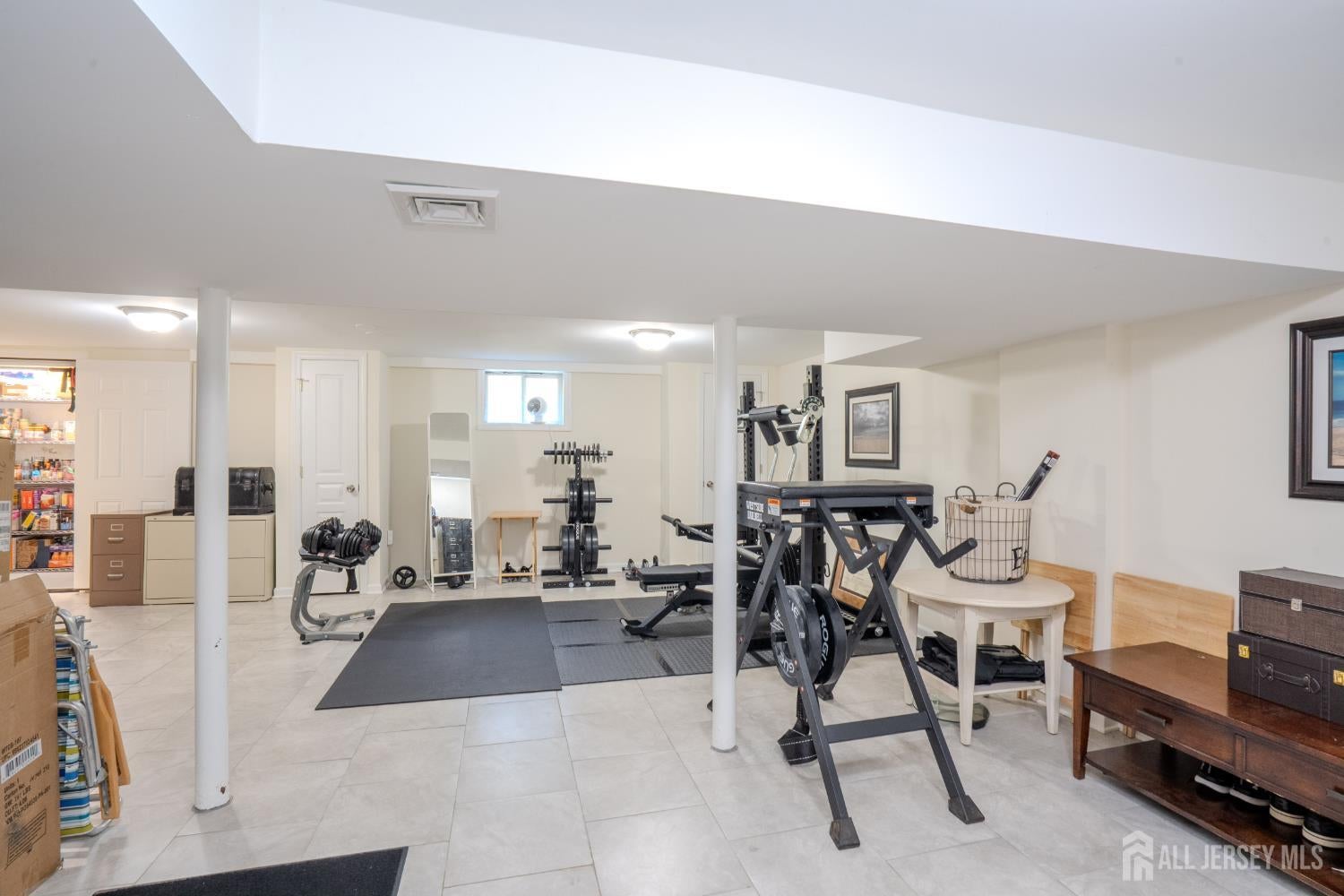 This lovely Cape Cod-style home is located in the highly desirable Far – image 25