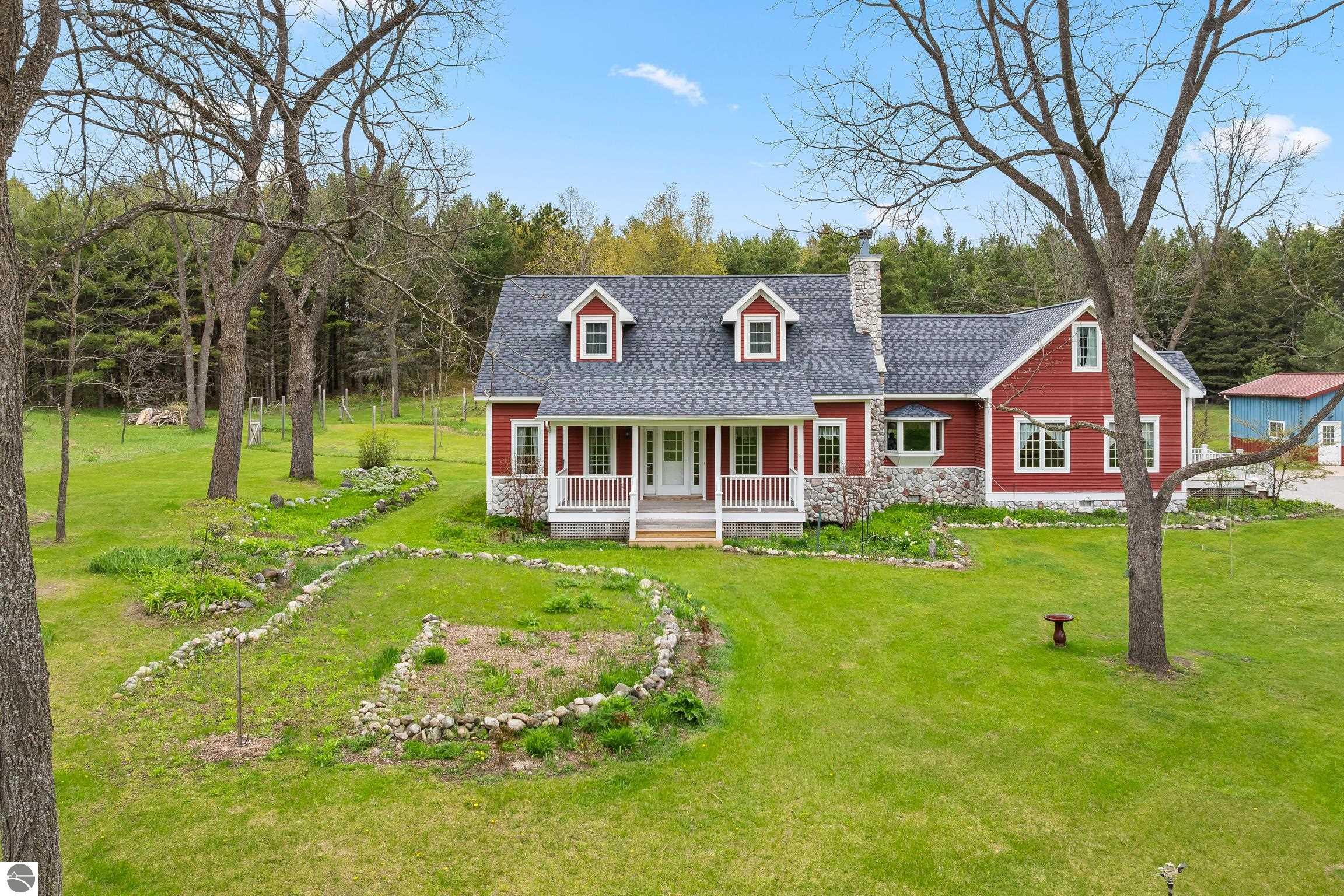 This 3-bedroom, 2.5-bath farmhouse offers a property designed for coun – image 47