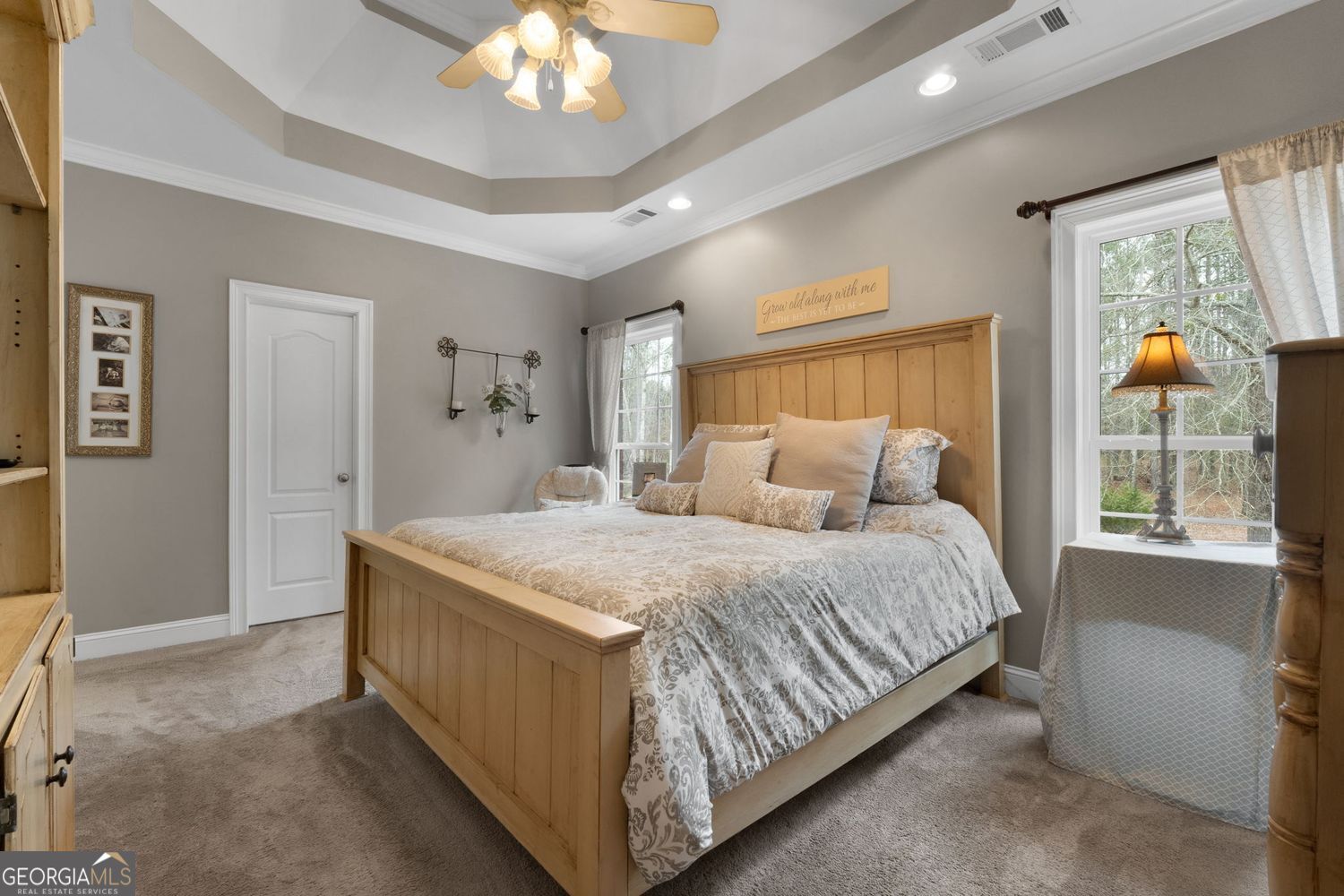 No HOA or restrictions! Full basement w/in-law suite! All Brick! Come – image 20