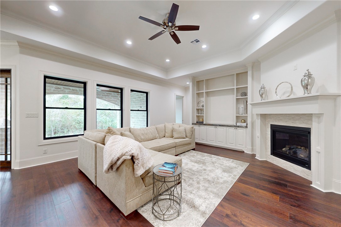 Elegant and refined new construction home located in the esteemed Mira – image 8