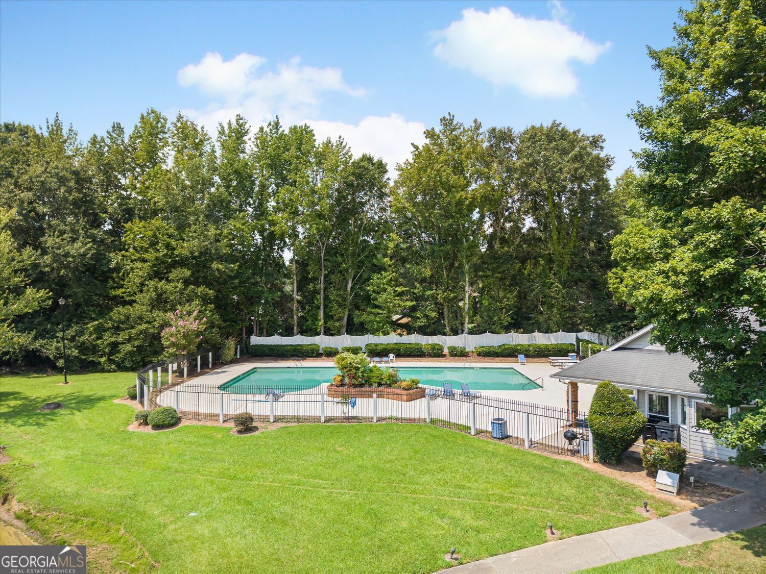 Fully finished basement with refined lakefront living in this beautifu – image 22