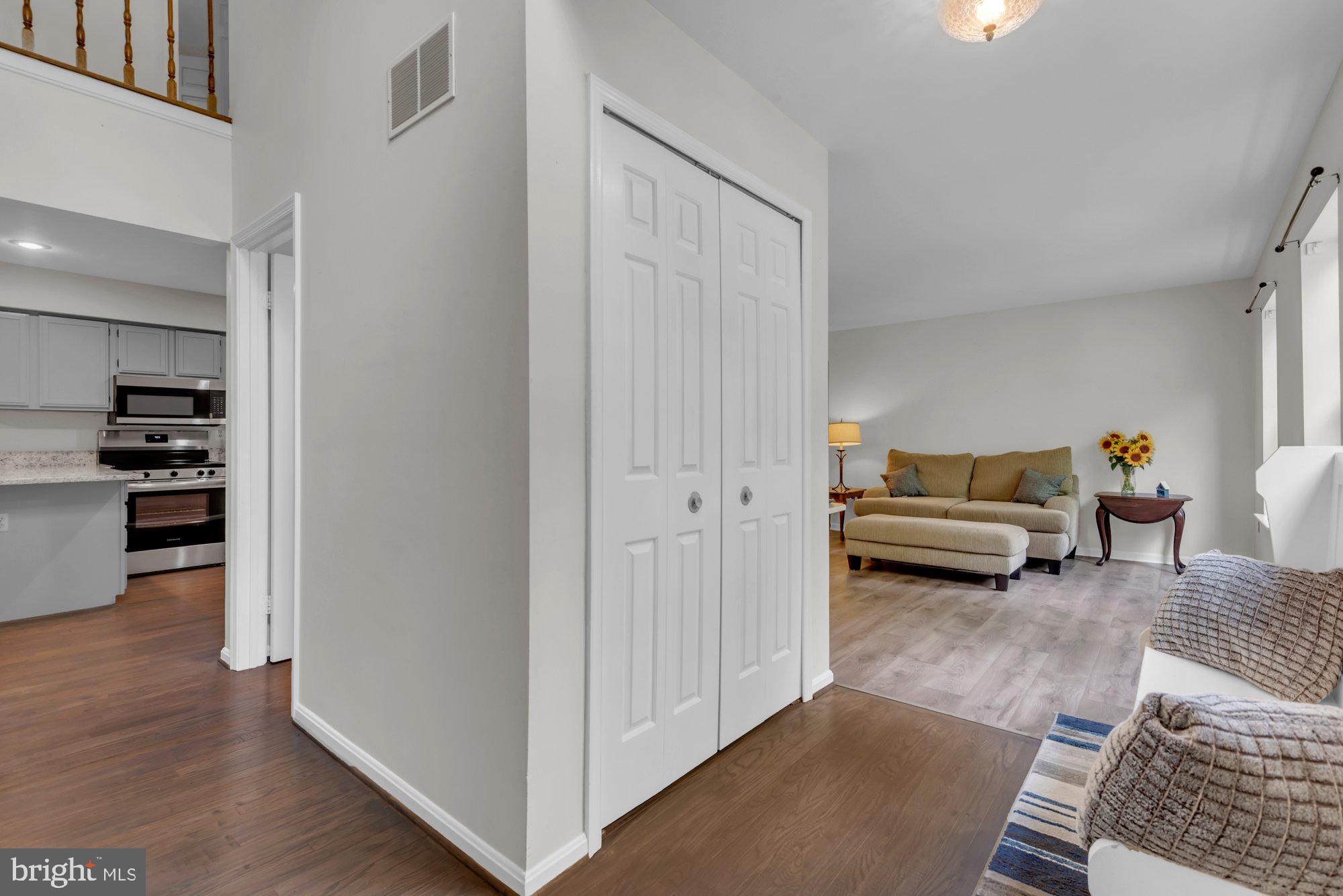 Well Cared for Home in Foxmoor located in a Cul-De-Sac. Fresh Paint, W – image 5