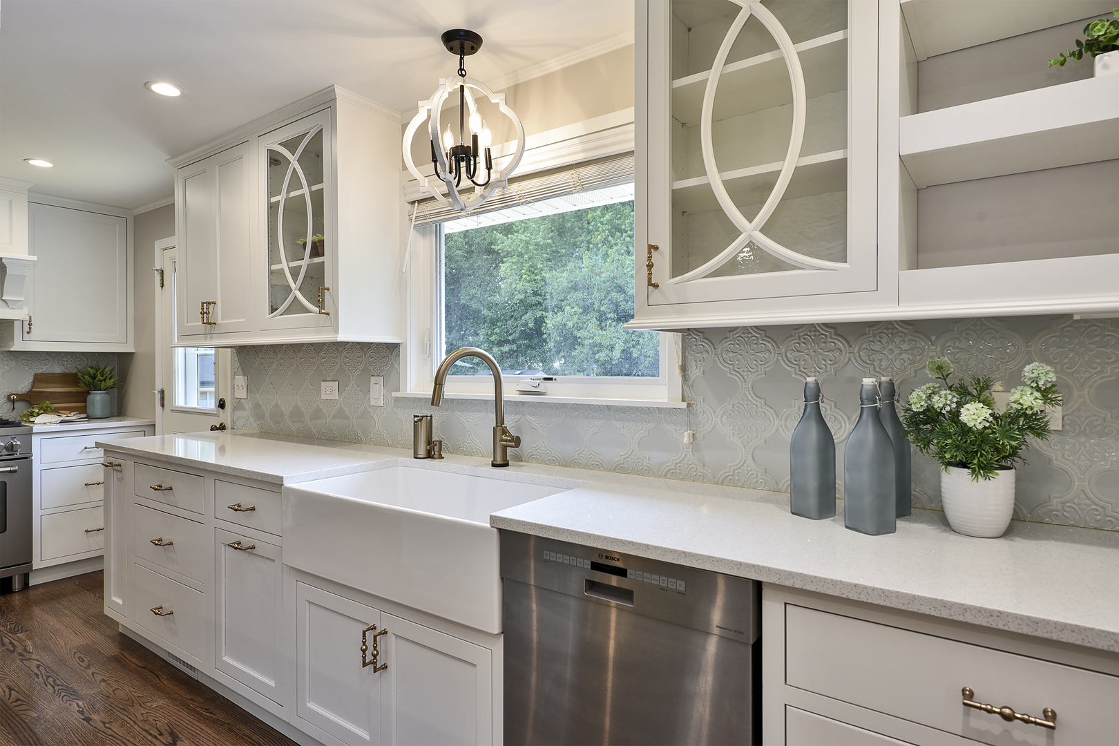 Beautifully updated and highlighted by an exceptional 25x24 detached h – image 9