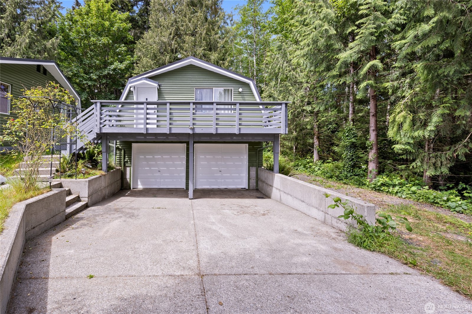 Rare opportunity to enjoy space, flexibility, and income potential on – image 3