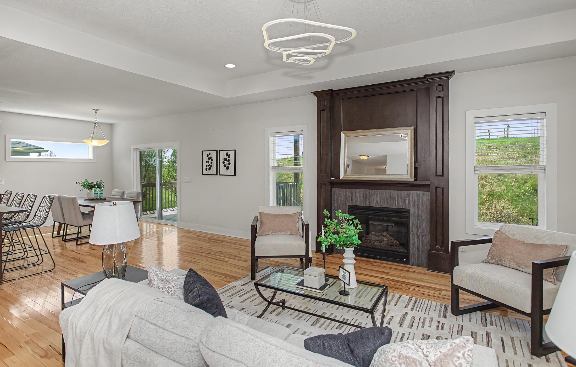 Beautifully crafted 1-story walk-out home in the highly desirable Sout – image 7