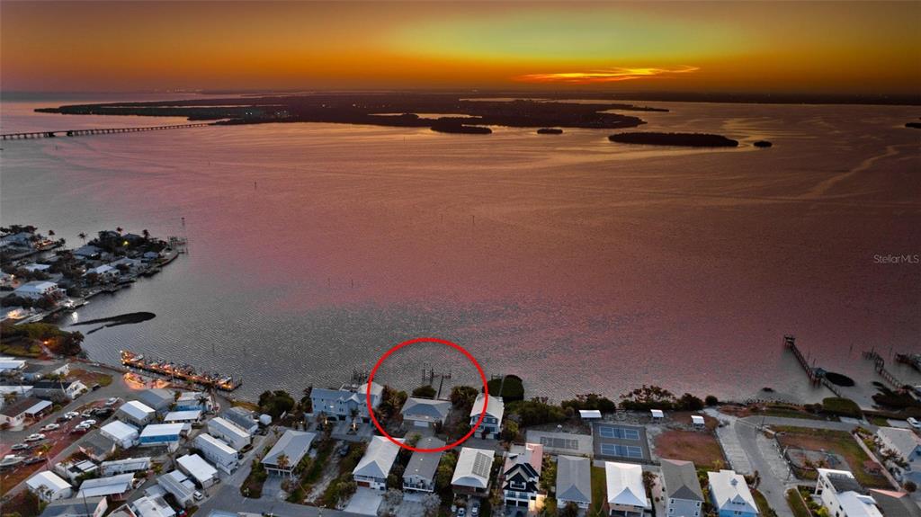 CONFIRMED POTENTIAL FOR TWO BUILDABLE WATERFRONT LOTS - This rare offe – image 1