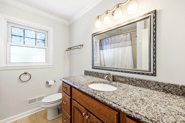 Welcome to this beautiful home that’s gleaming with pride and perfecti – image 44