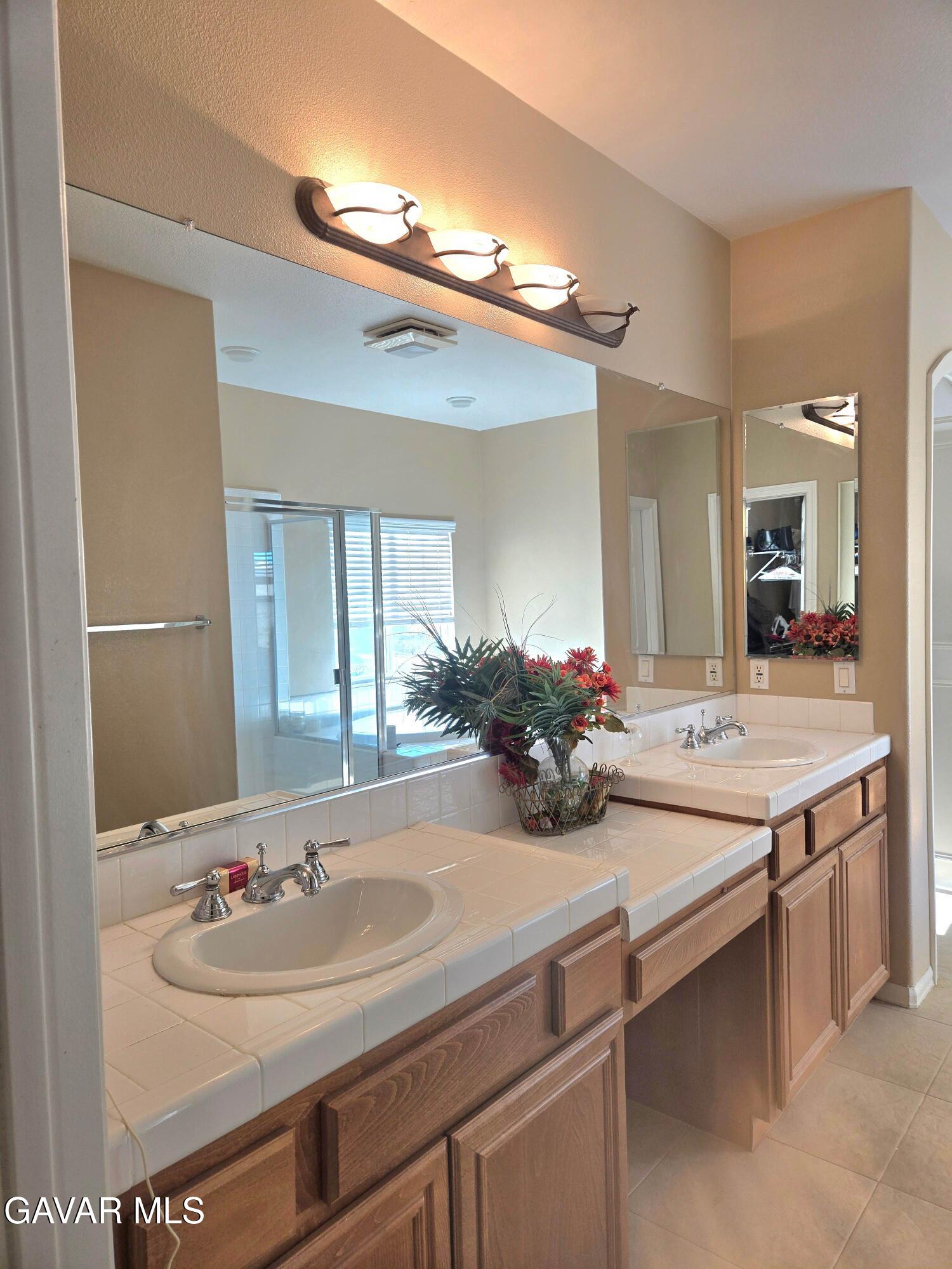 Stunning 5-bedroom, 4-bathroom, 2-story single-family home in the high – image 44